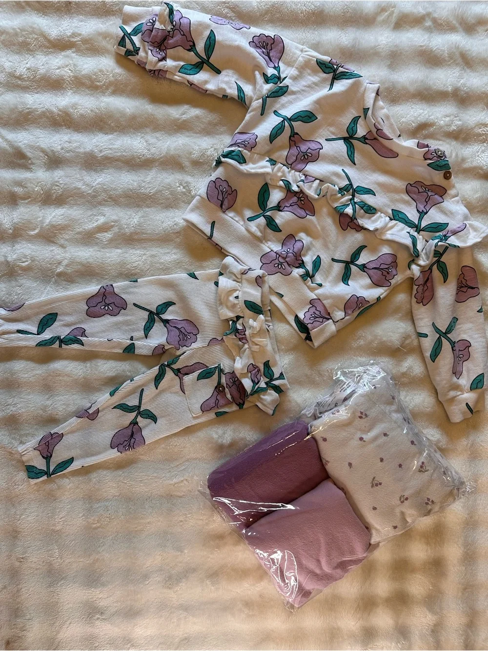 Jessica Simpson White Floral Ruffle Sweatshirt & Leggings Set w/ 4 pack Blankets